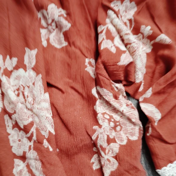 Cameo Floral Blouse in Red and Cream - Picture 3 of 7